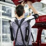 „Volkswagen“ Slovakijos gamykloje pirmą kartą išbandė egzoskeletus